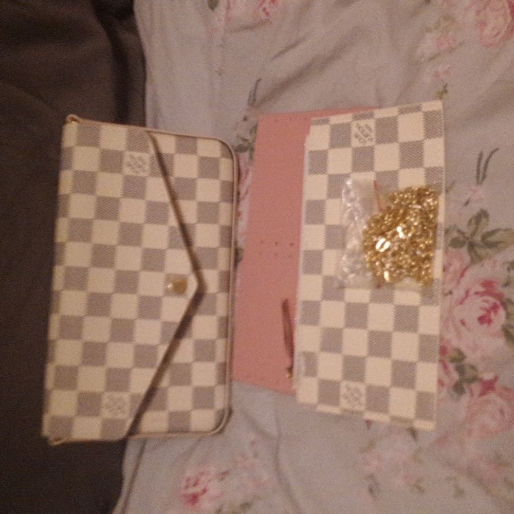 Grey/white pochette